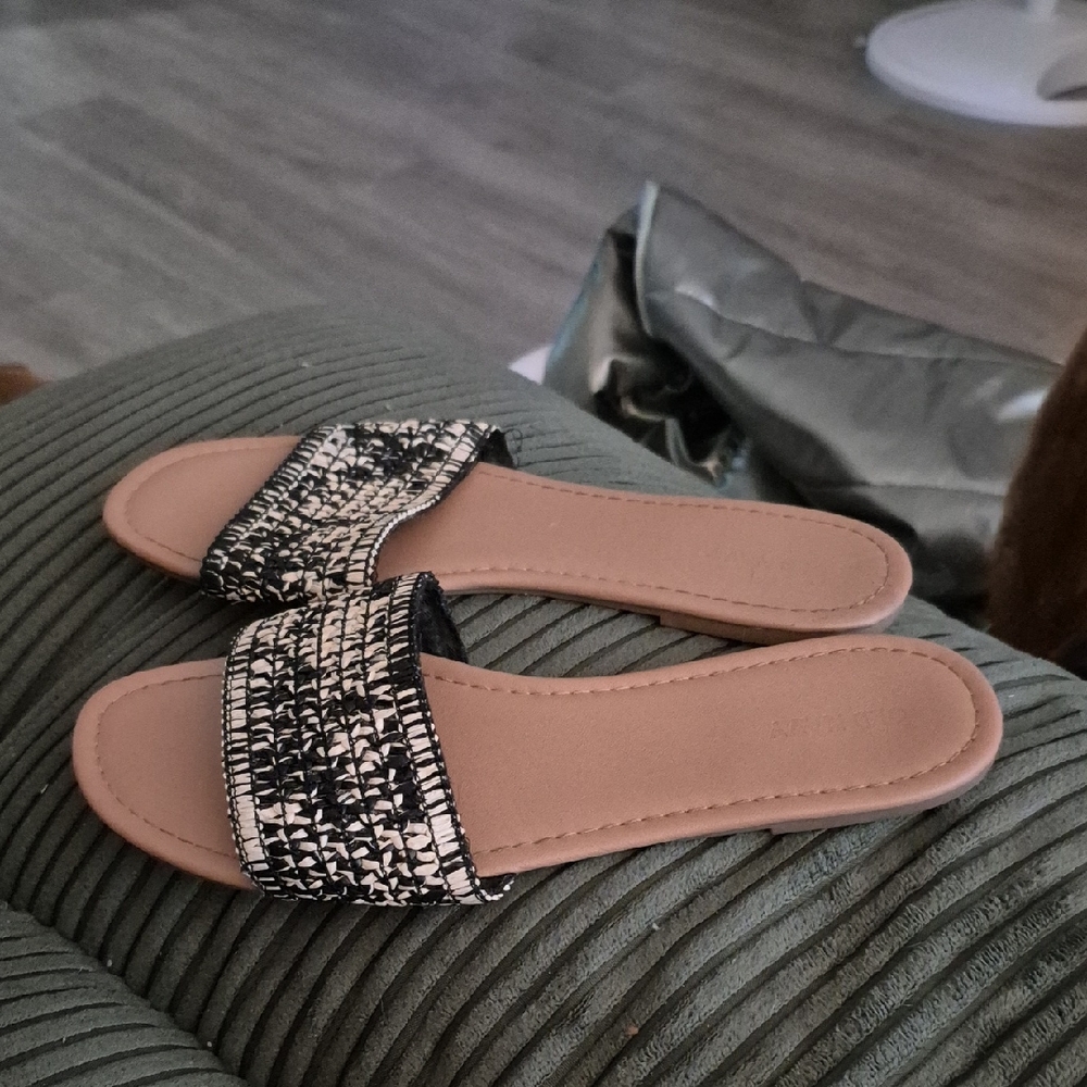 Old Navy Black and Cream Women's Sandals